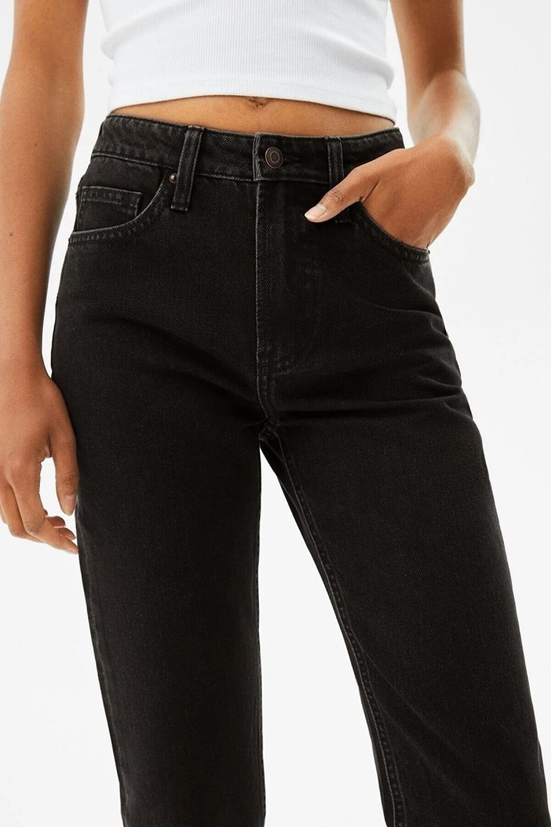 Siyah Yüksek Bel Likralı Reguler Mom Jeans Siyah Yüksek Bel Likralı Reguler Mom Jeans