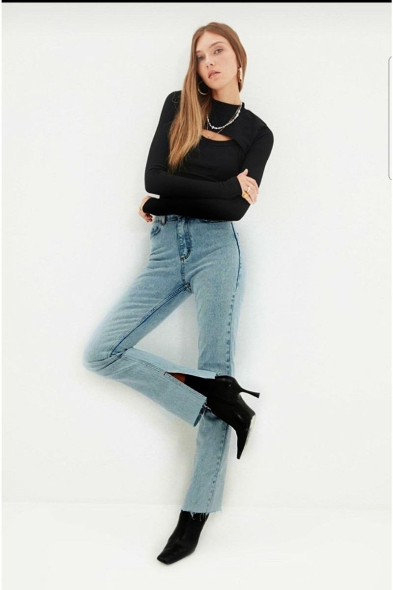 Mavi Yırtmaçlı Yüksek Bel Slim Ispanyol Jeans Mavi Yırtmaçlı Yüksek Bel Slim Ispanyol Jeans