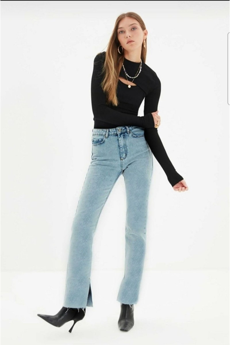 Mavi Yırtmaçlı Yüksek Bel Slim Ispanyol Jeans Mavi Yırtmaçlı Yüksek Bel Slim Ispanyol Jeans